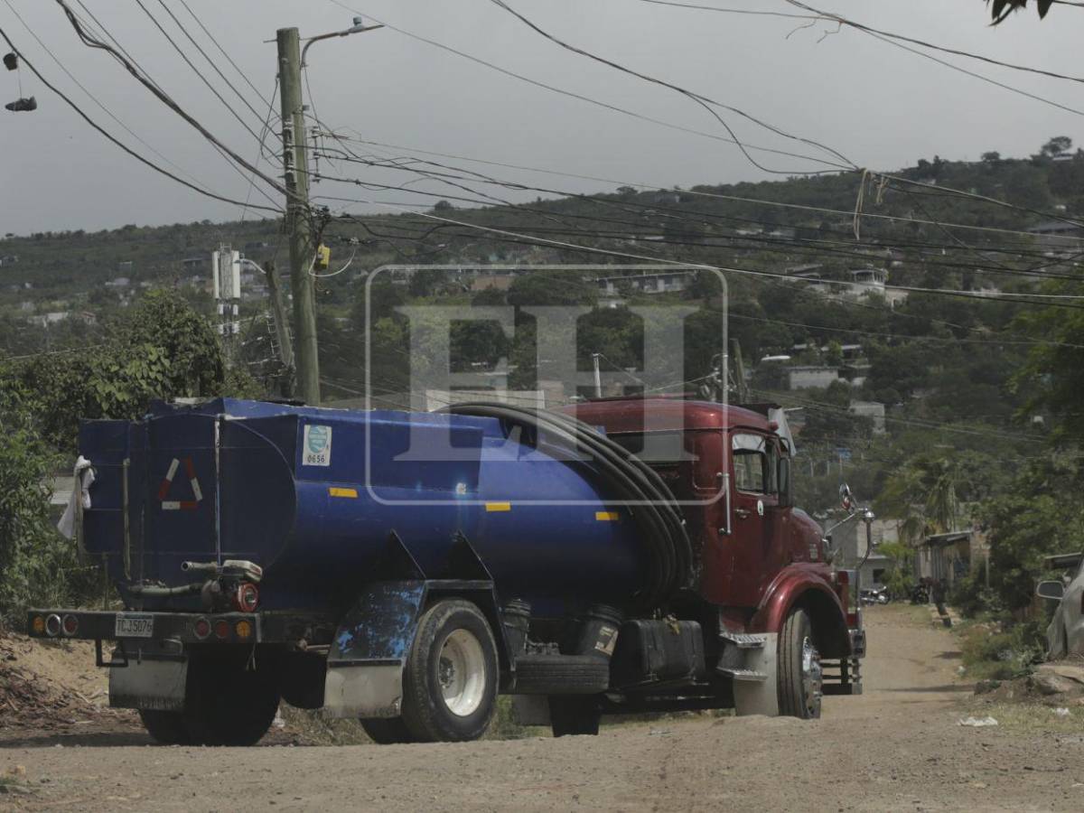 Capitalinos enfrenta escasez de agua pese a reparto con cisternas públicas