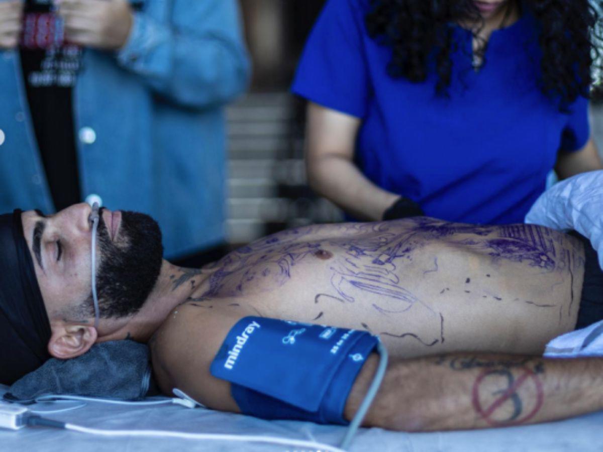 “Es mi vida, mi cuerpo y mi sufrimiento”: Arcángel se anestesió por ocho horas para hacerse un tatuaje