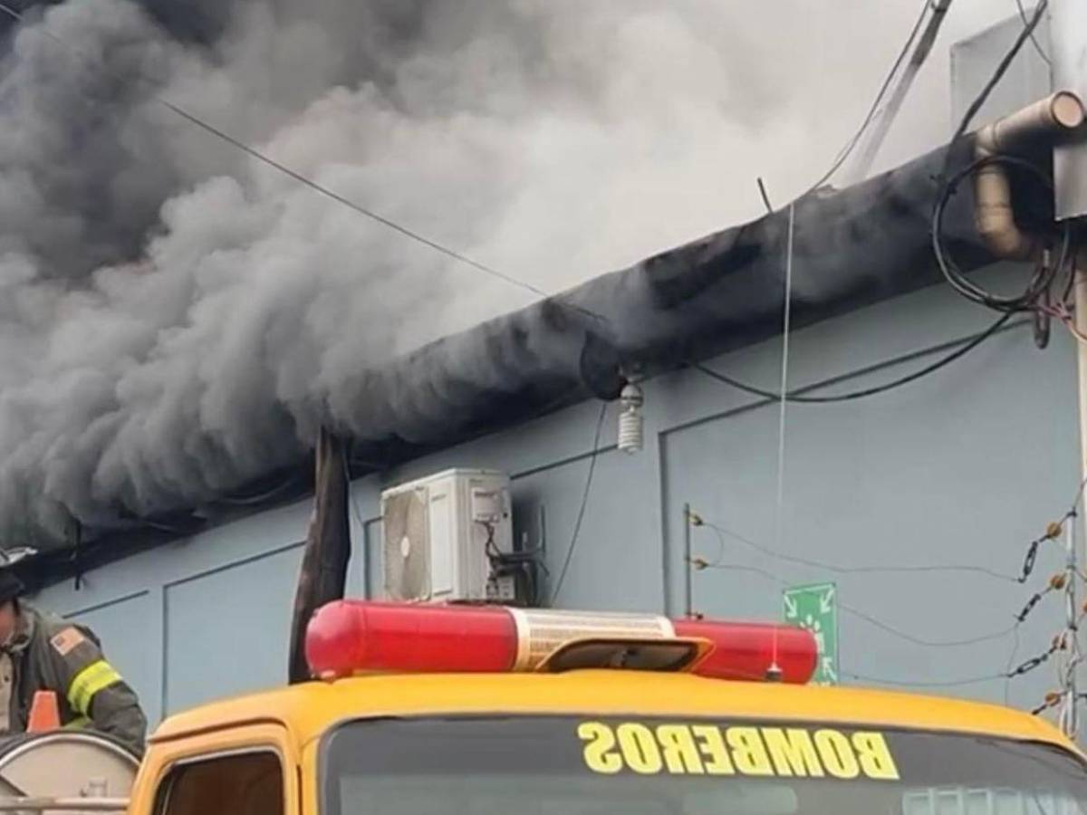 En fotos: voraz incendio afecta bodegas de llantas en Tocoa, Colón