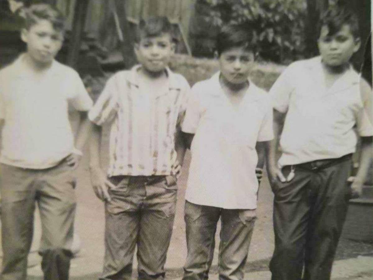 En compañía de varios contemporáneos. Una foto de época y digna de ser coleccionada.