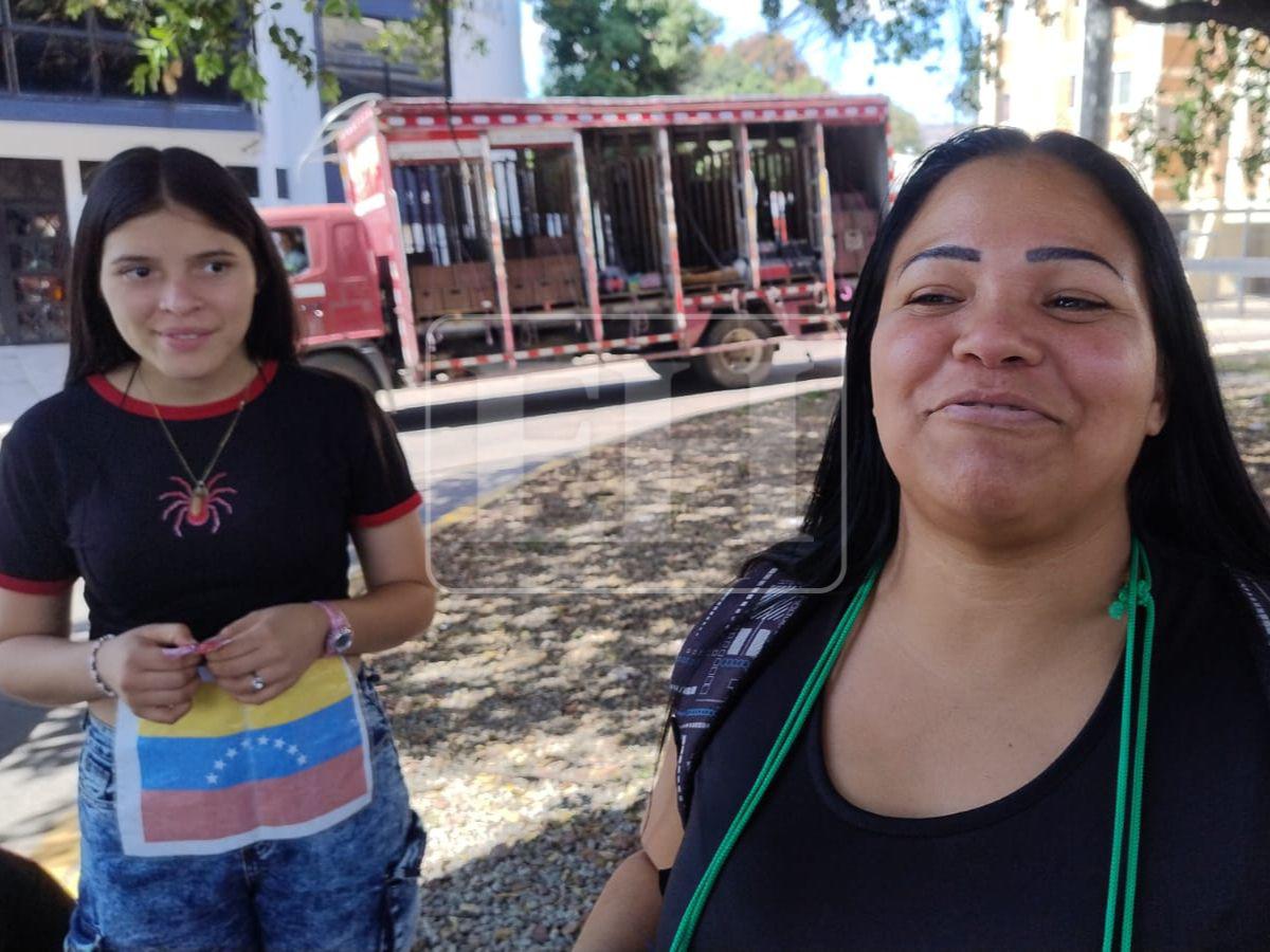 Con su bebé nacida en Honduras, migrante venezolana celebra caída de Nicolás Maduro