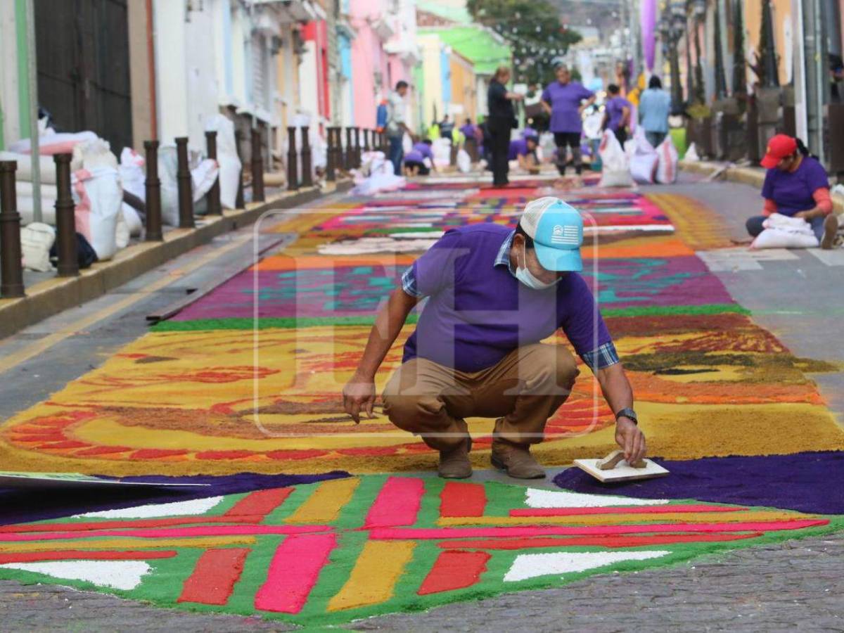 Arte, fe y devoción: Avenida Cervantes luce colorida con las alfombras de aserrín