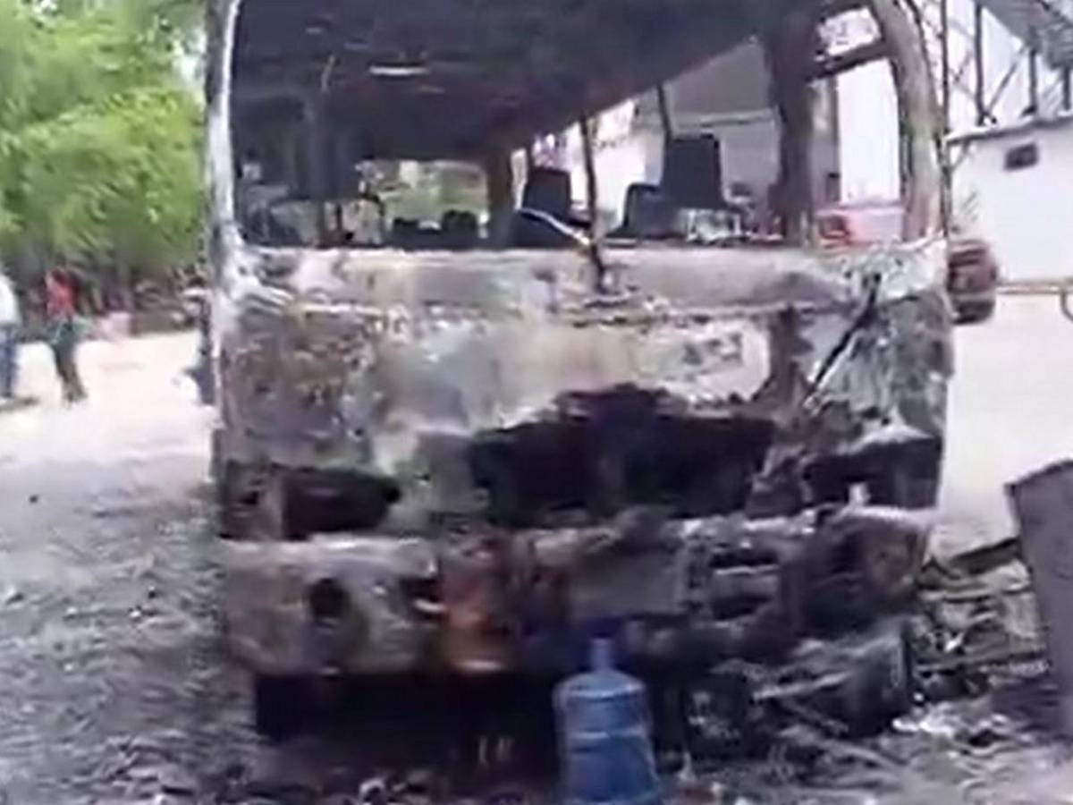 Motociclista quedó envuelto en llamas al explotar su moto tras choque con bus en SPS