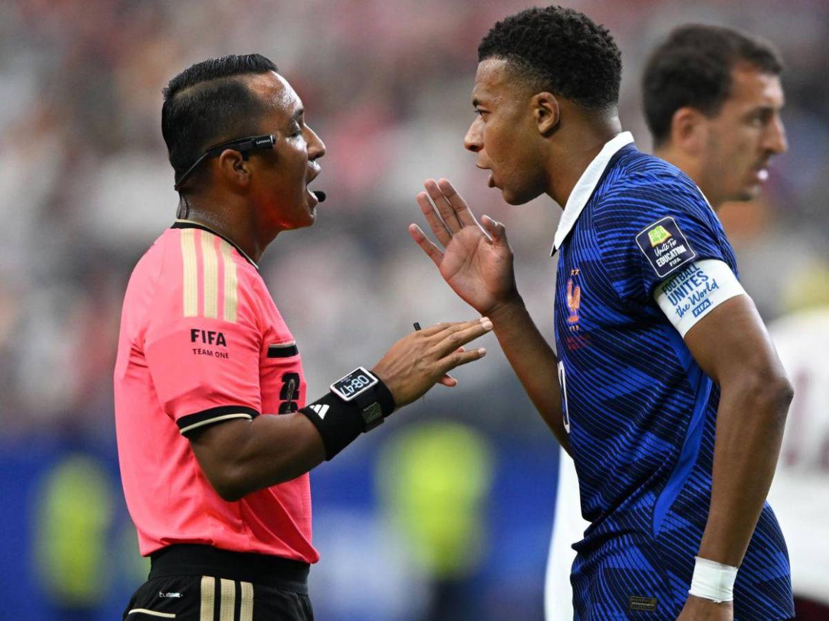 Didier Deschamps atiza contra salvadoreño Iván Barton; árbitro recibe varias críticas por su trabajo