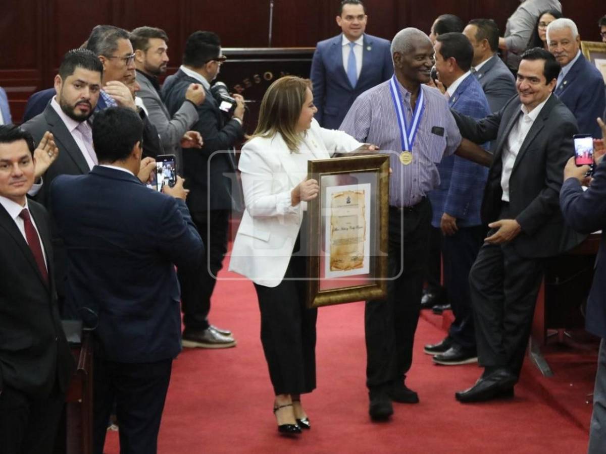Congreso Nacional condecora a los mundialistas de España 82 con Gran Cruz con Placa de Plata