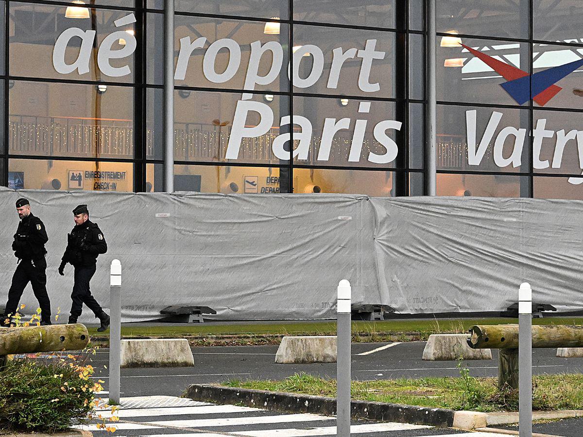 Más de 300 pasajeros indios pasan tercera noche retenidos en Francia