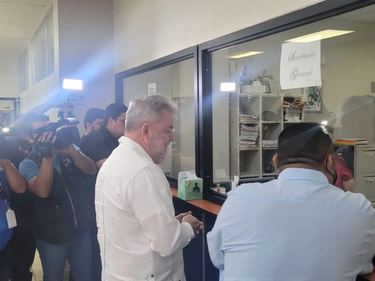 Roberto Contreras presenta querella contra Omar Menjívar por difamación