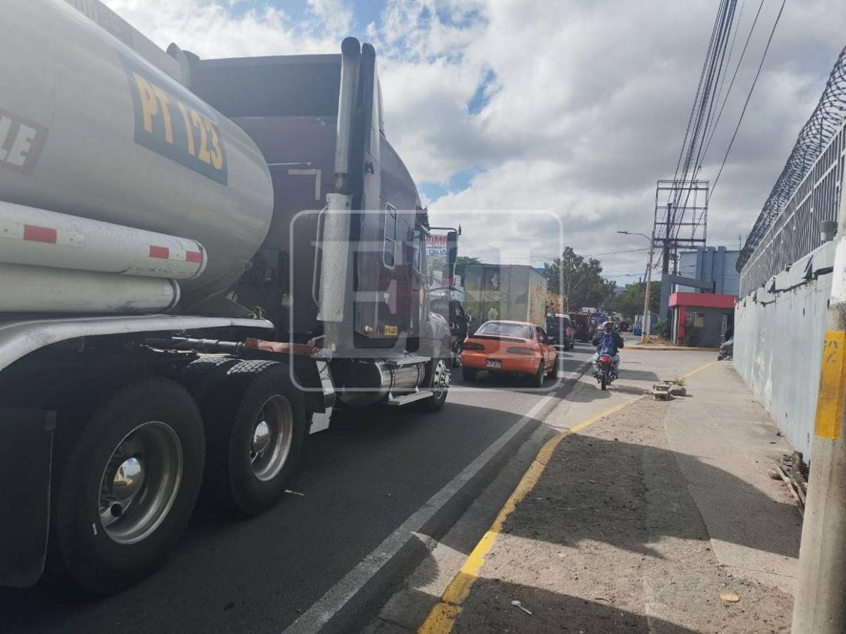 Largas filas por colisión en salida al sur esta mañana en la capital