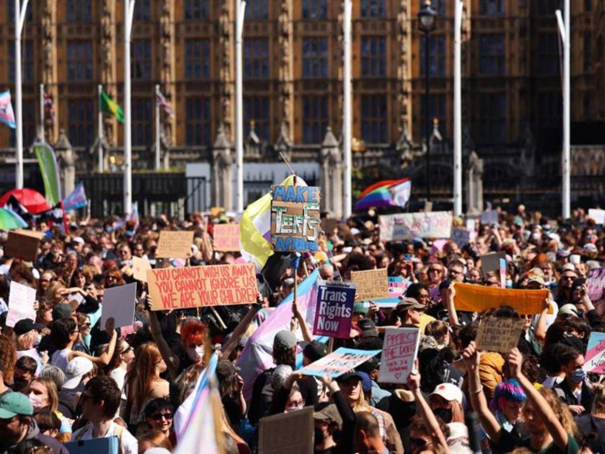 Tribunal de Reino Unido limita la definición legal de mujer al sexo biológico; miles salen a protestar