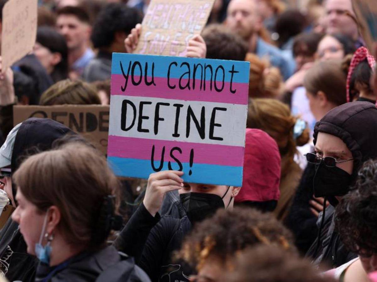 Tribunal de Reino Unido limita la definición legal de mujer al sexo biológico; miles salen a protestar