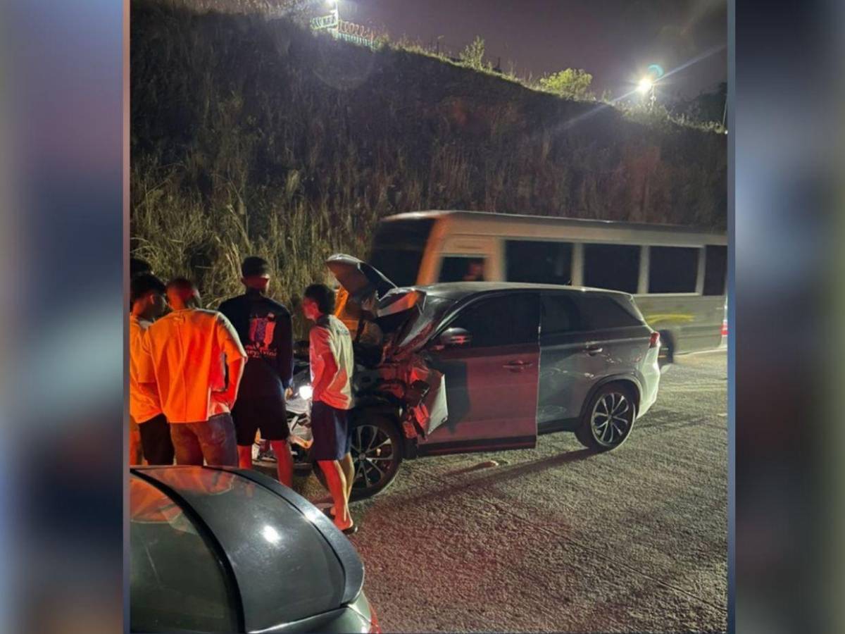 Así quedó el carro del “Droopy” Gómez luego que un vehículo pesado le quitara la vía