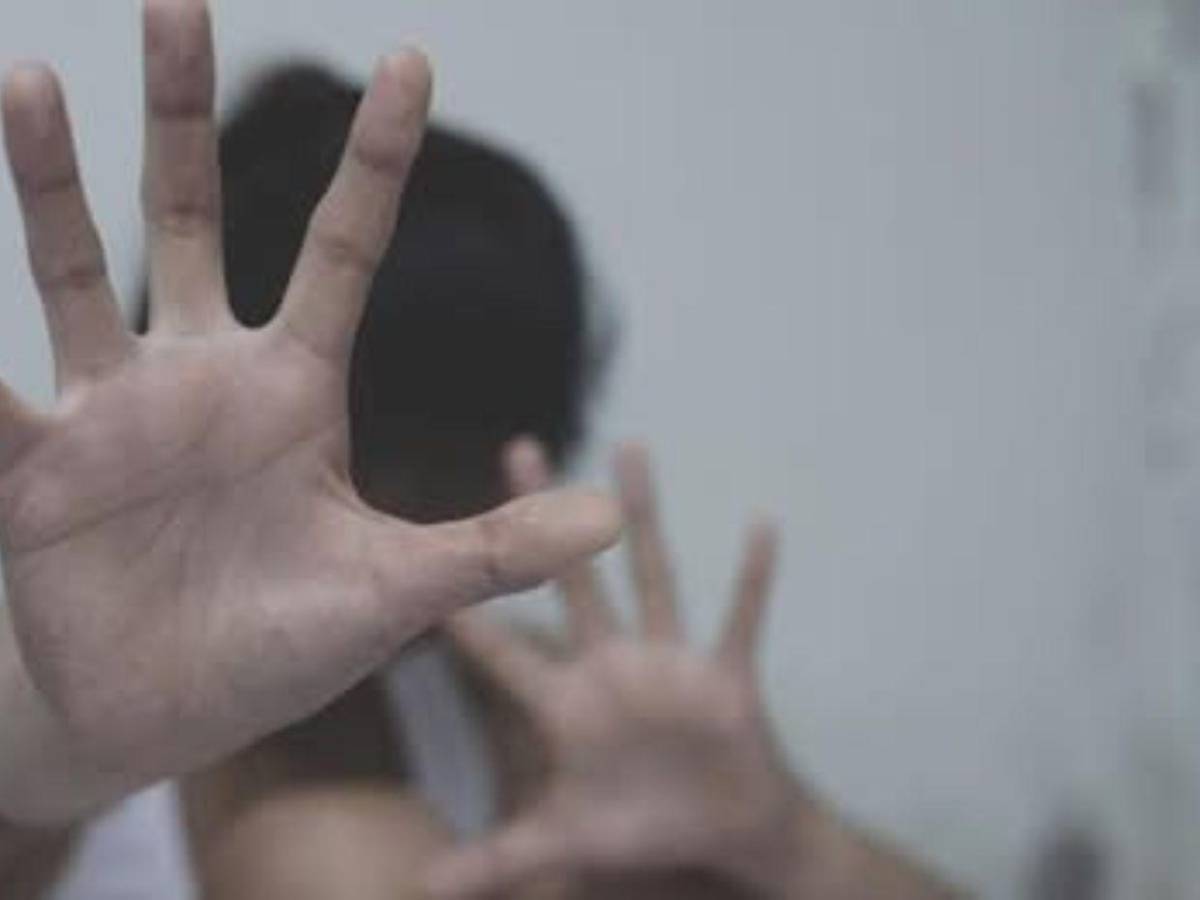 Profesor creó red de pedofilia para grabar como abusaban de su hijastra en Chile