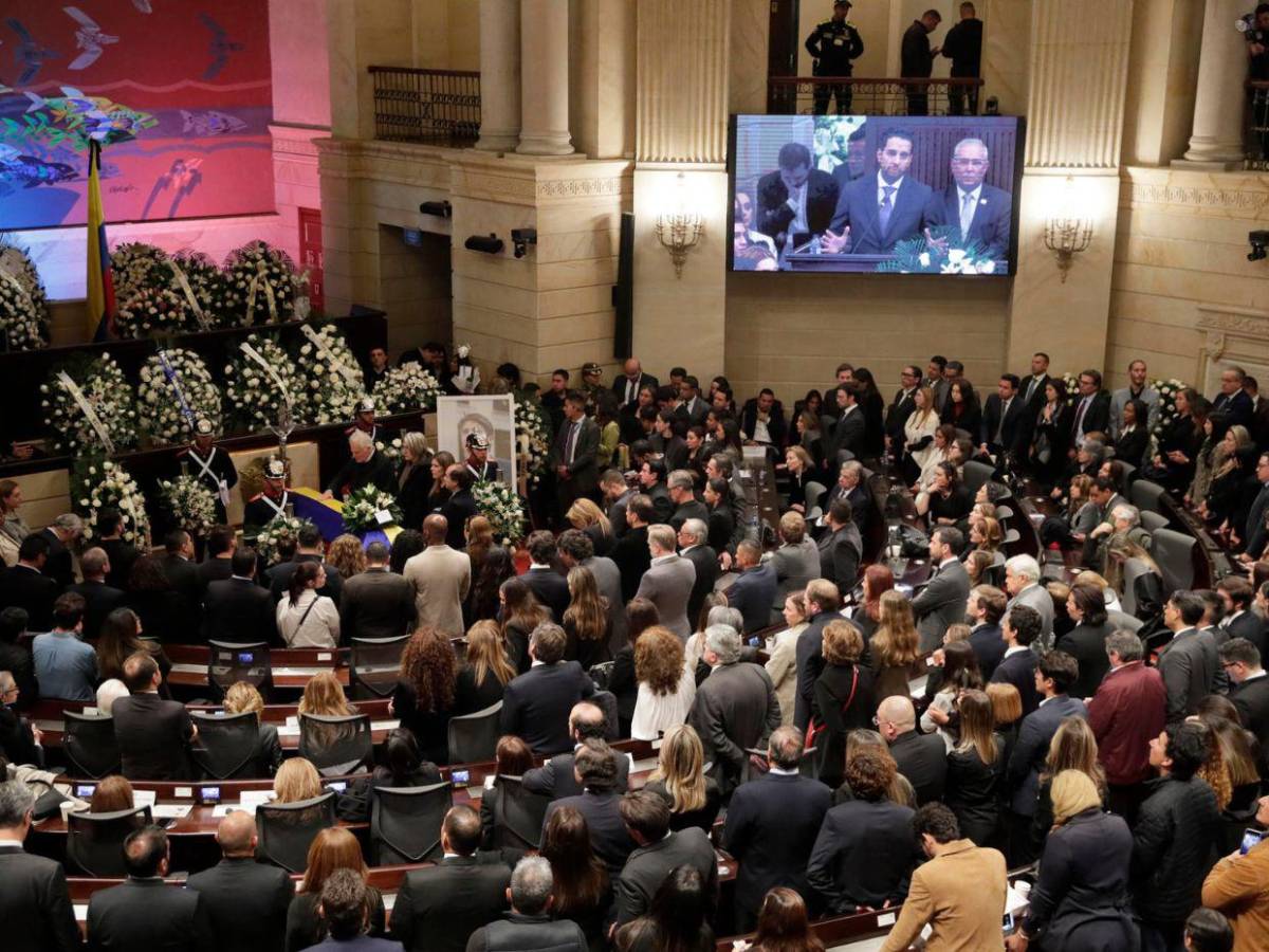 Decenas de personas dan el último adiós a Miguel Uribe Turbay