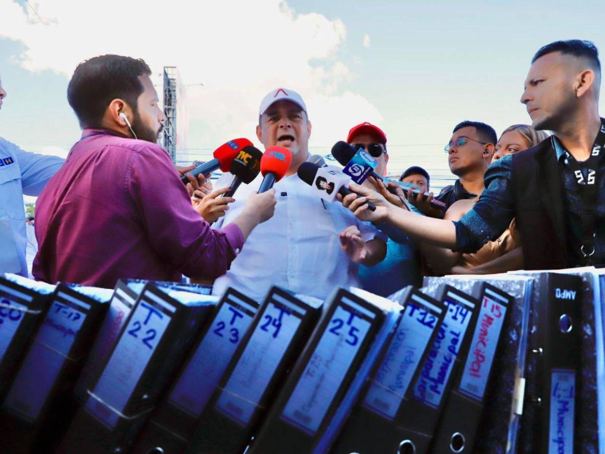 Jorge Aldana monta un campamento en defensa del voto frente al Infop