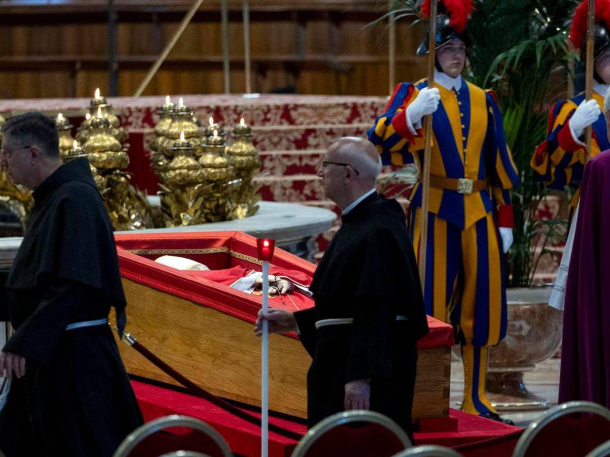 Monedas y velo blanco: los ritos en el cierre del ataúd del papa Francisco Monedas y velo blanco: los ritos en el cierre del ataúd del papa Francisco