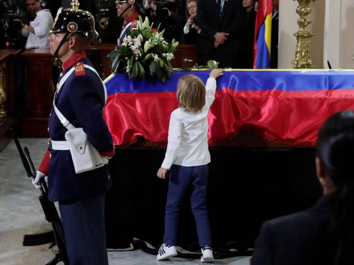 El emotivo gesto de Alejandro a su padre, el senador Miguel Uribe Turbay, durante funeral