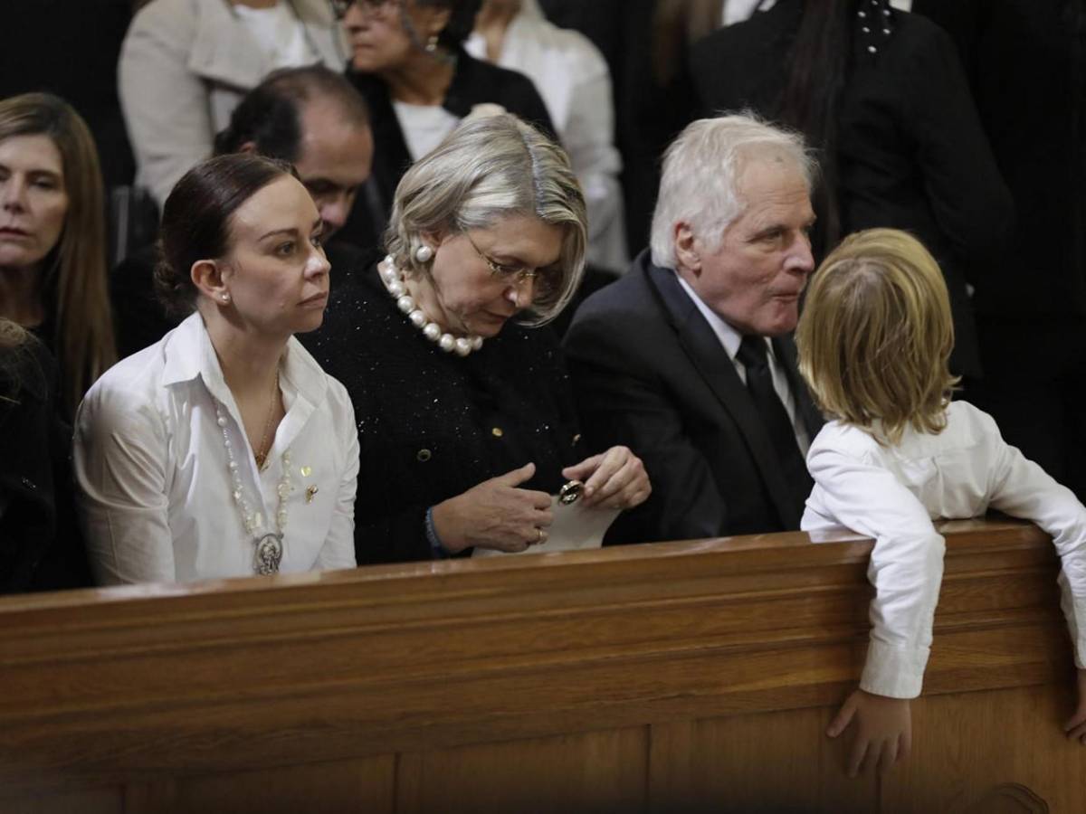 El emotivo gesto de Alejandro a su padre, el senador Miguel Uribe Turbay, durante funeral