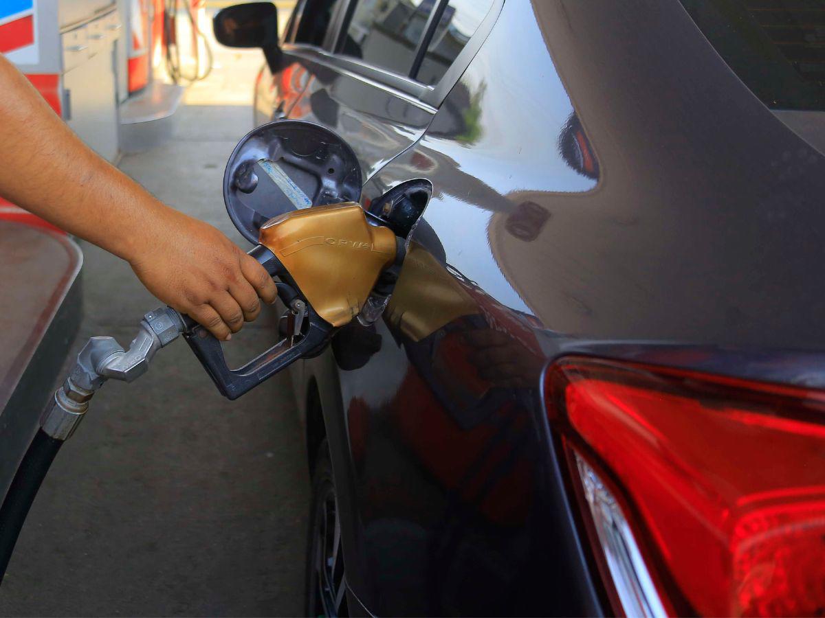 Todos los combustibles subirán este lunes en Honduras