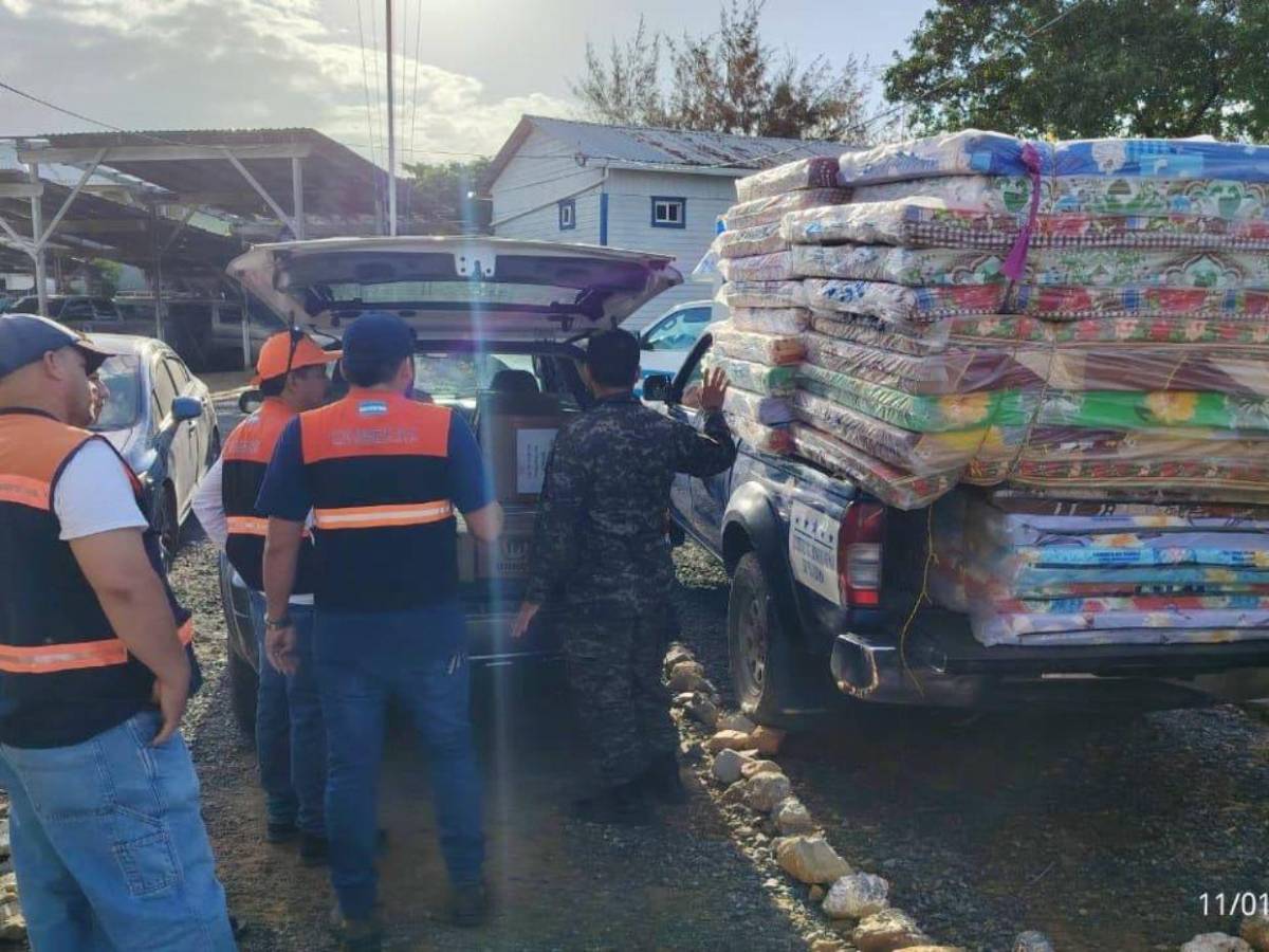En fotos: el alcance de los daños a viviendas por potente incendio en Guanaja