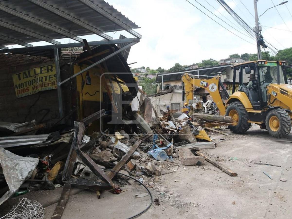 Inician remoción de escombros en zona del accidente de volqueta en Villa Nueva