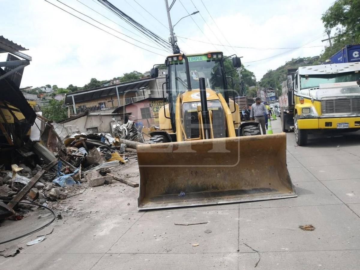 Inician remoción de escombros en zona del accidente de volqueta en Villa Nueva