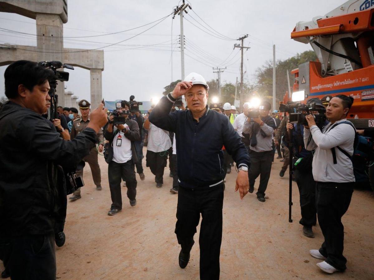 Al menos 32 muertos al desplomarse una grúa sobre un tren en marcha en Tailandia