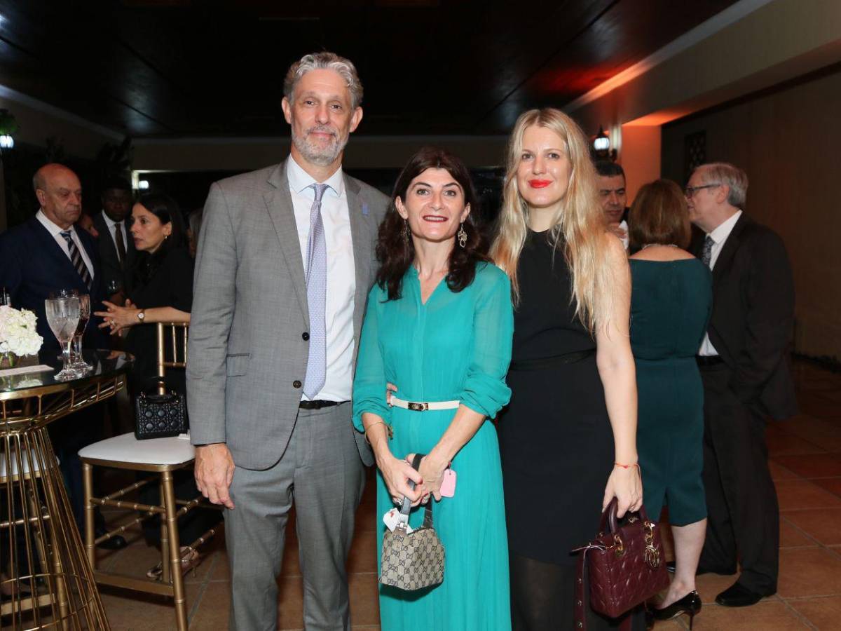 Brindan por la Fiesta Nacional de España en fina recepción en Honduras