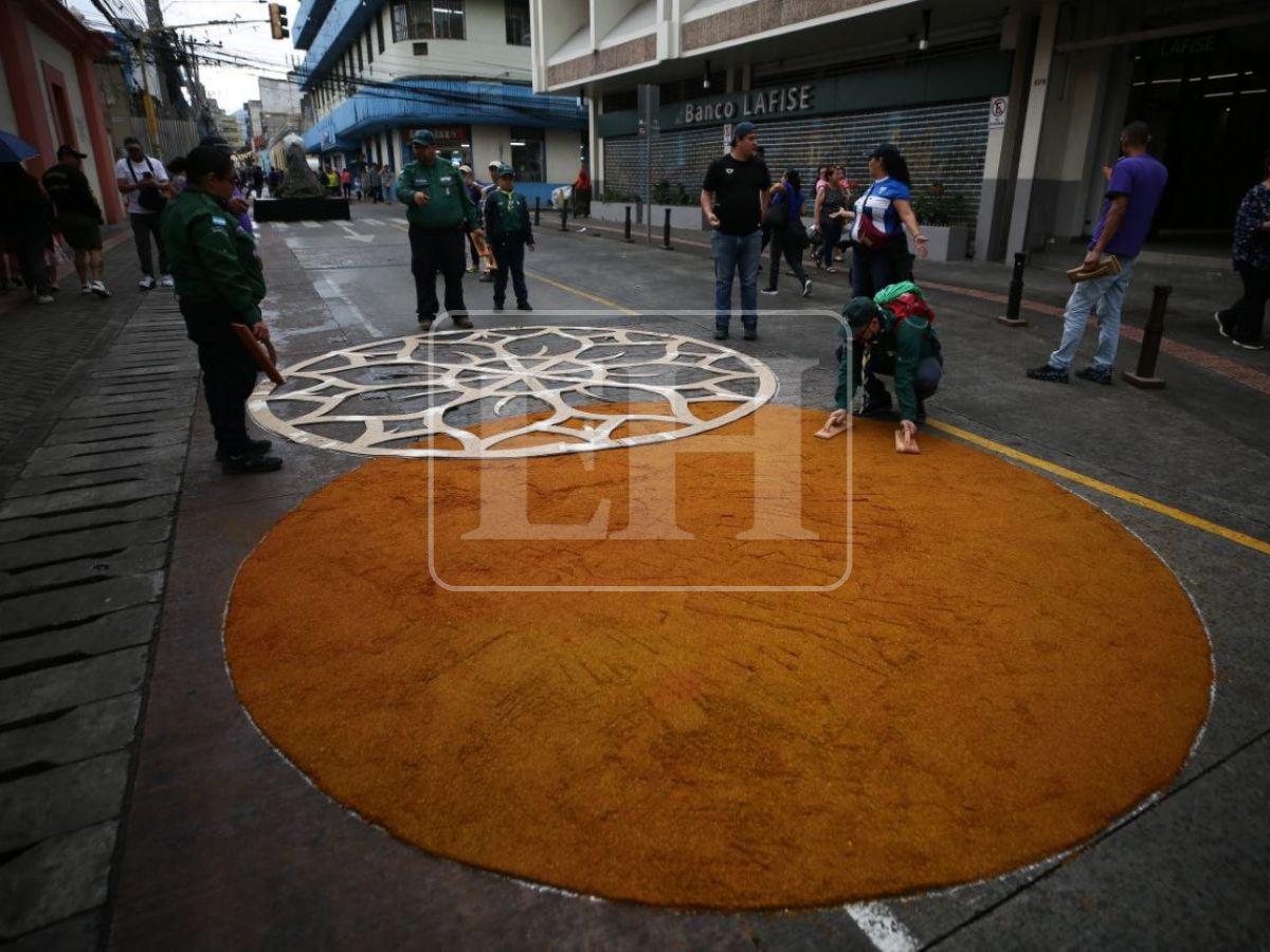 El centro de Tegucigalpa se pinta de colores con las alfombras de aserrín para el Domingo Santo