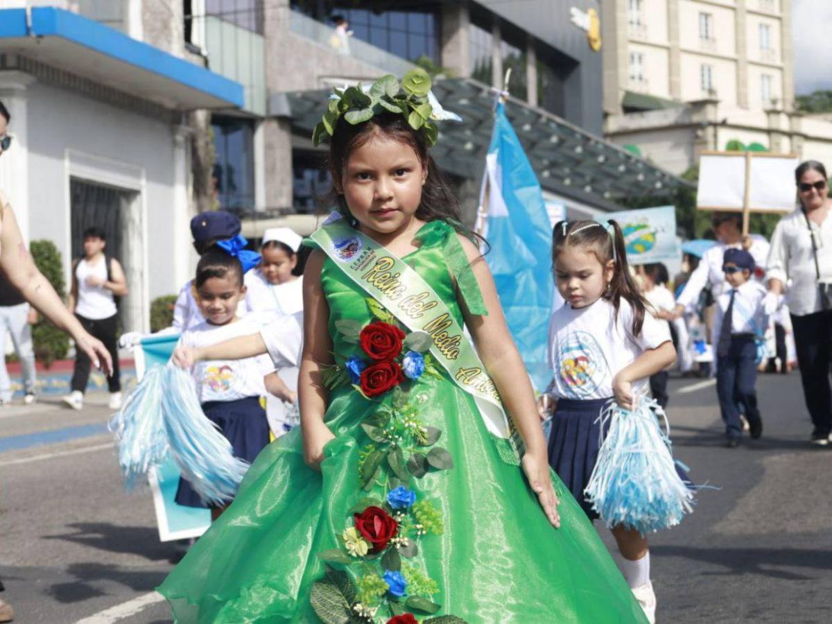 Pequeñas reinas estudiantiles se roban el corazón de los hondureños en los desfiles patrios