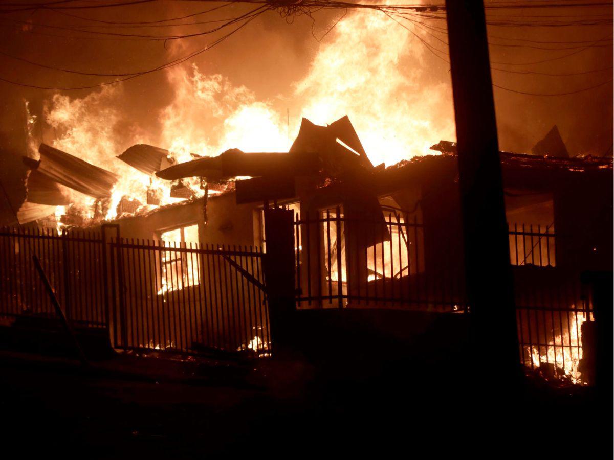 Ya son 16 los muertos: las apocalípticas imágenes de los incendios forestales en Chile