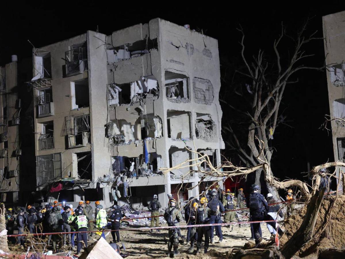 Israel al borde de la emergencia tras ataque con misiles iraníes que deja destrozos