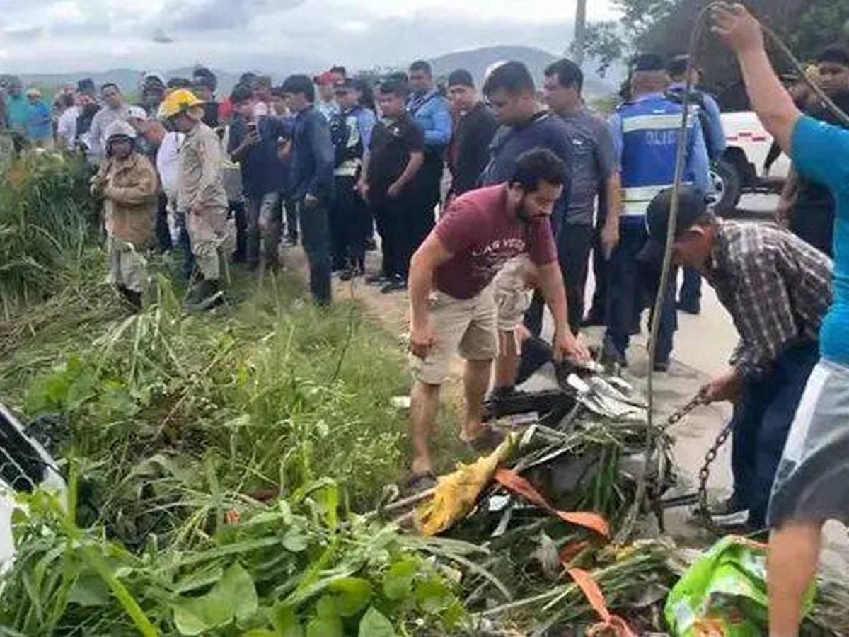 Dramática escena tras muerte de tres niños y dos adultos en volcamiento en Puerto Cortés