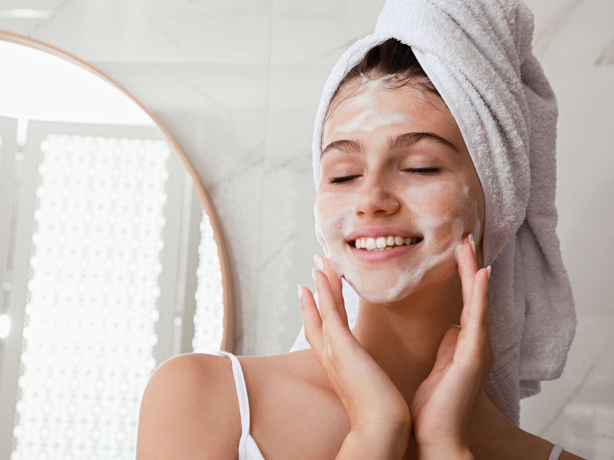 Lavarse la cara antes de dormir es innegociable. Es importante limpiar la piel de los contaminantes del día: polvo, sudor, humo, maquillaje, etc. y más cuando hay riesgos de acné. Igualmente el uso de filtro solar no es opcional.