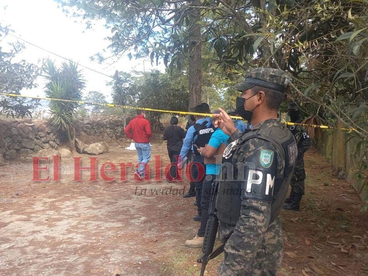 Agentes de la Policía Militar del Orden Público (PMOP) y la Policía Nacional se hicieron presentes en el sector para resguardar la escena del crimen.