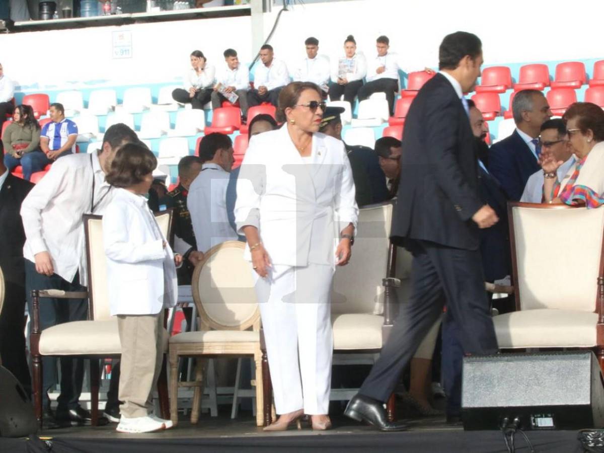 Elegancia y simplicidad, el toque en el atuendo de Xiomara Castro en desfiles patrios Honduras 2025