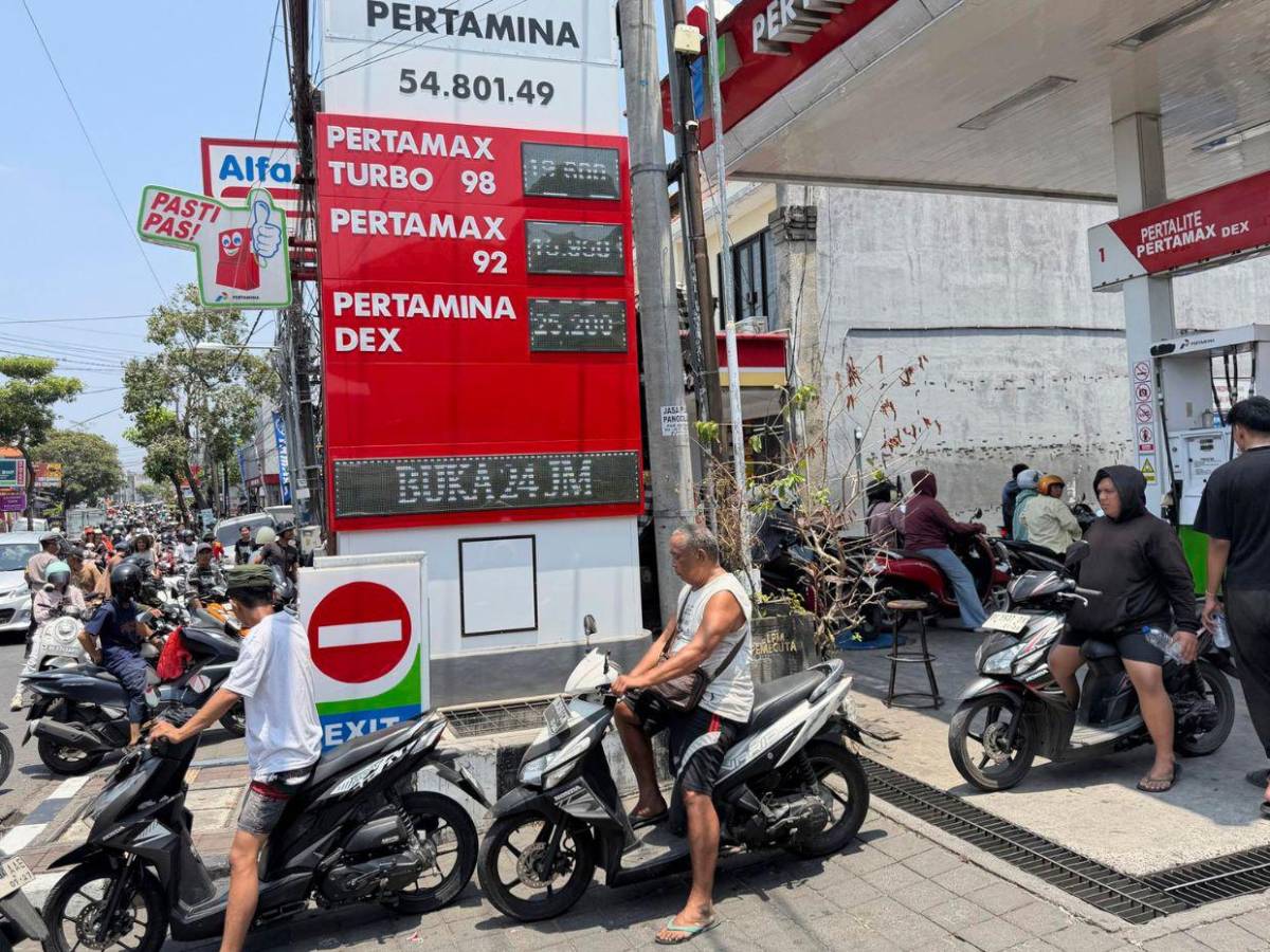 Escasez de combustible provoca largas filas en Bali