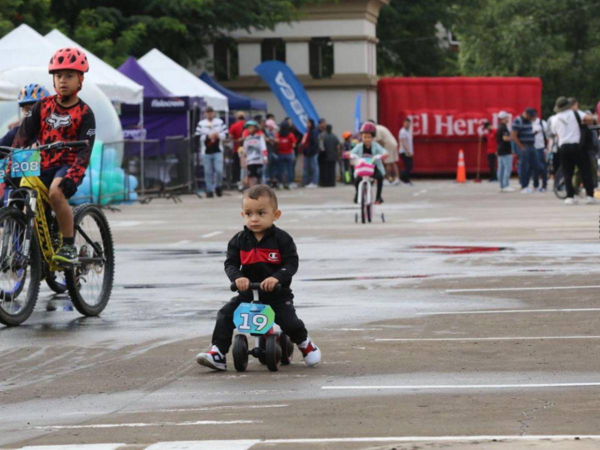 A Jayson Andre Lagos nada lo para en la Vuelta Ciclística Infantil 2025