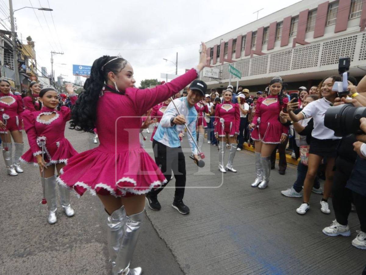 Colegialas ponen a bailar a Shin Fujiyama en los desfiles patrios 2026