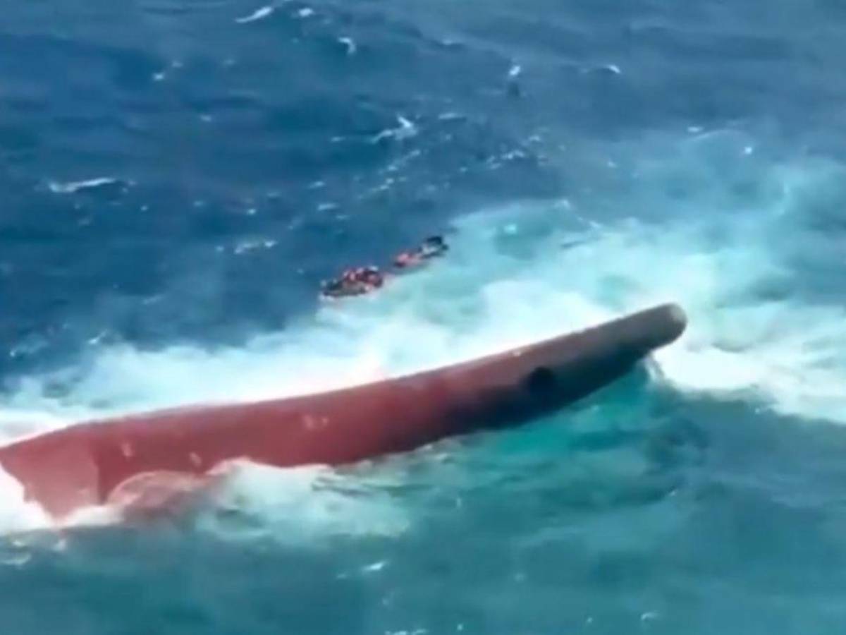 Indonesia localiza semihundido a barco naufragado que deja 6 muertos y 129 desaparecidos