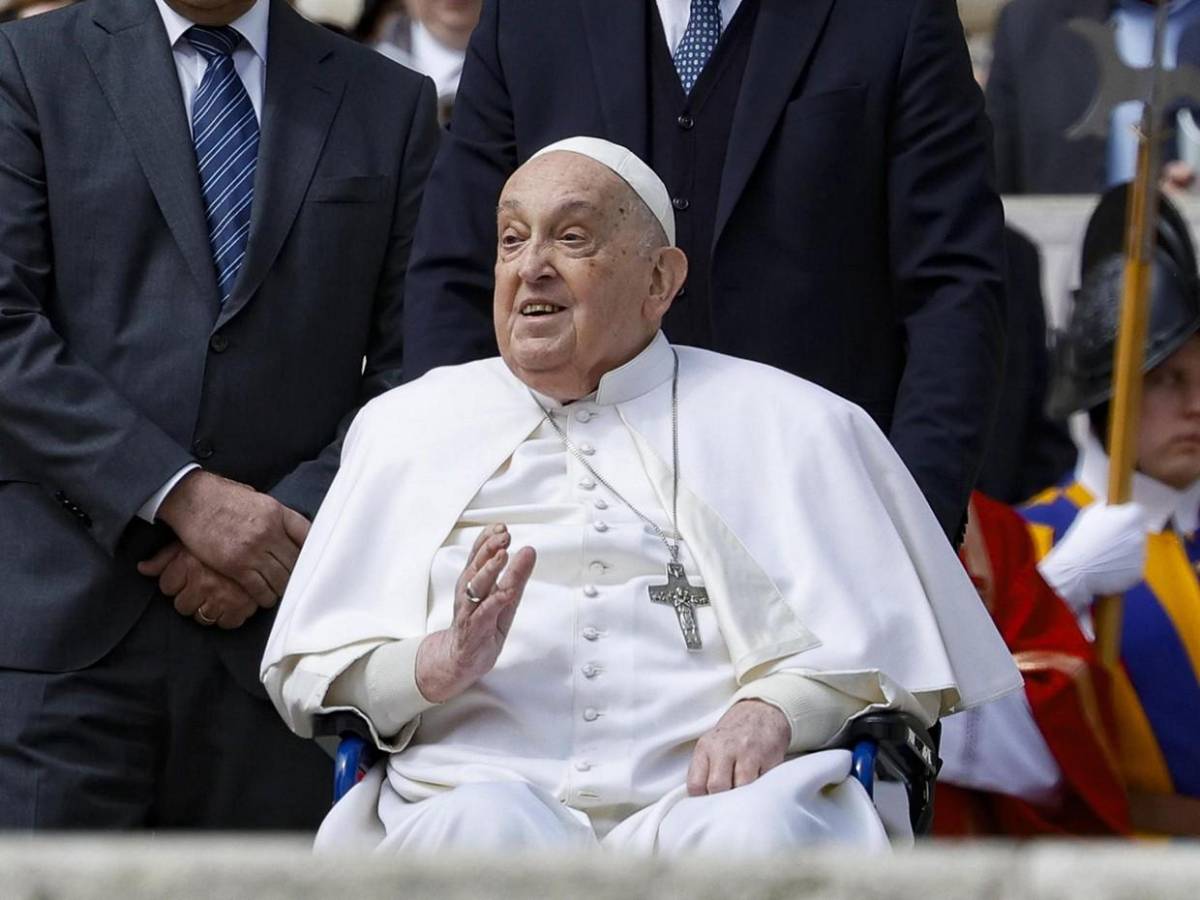 Sin oxígeno y deseando una feliz Semana Santa reaparece el papa Francisco Sin oxígeno y deseando una feliz Semana Santa reaparece el papa Francisco
