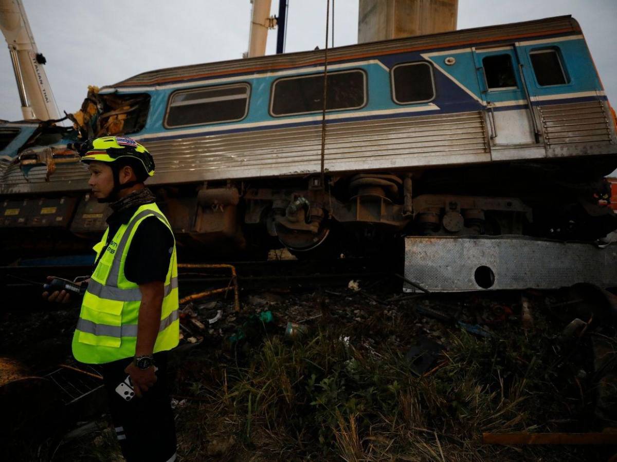 Al menos 32 muertos al desplomarse una grúa sobre un tren en marcha en Tailandia