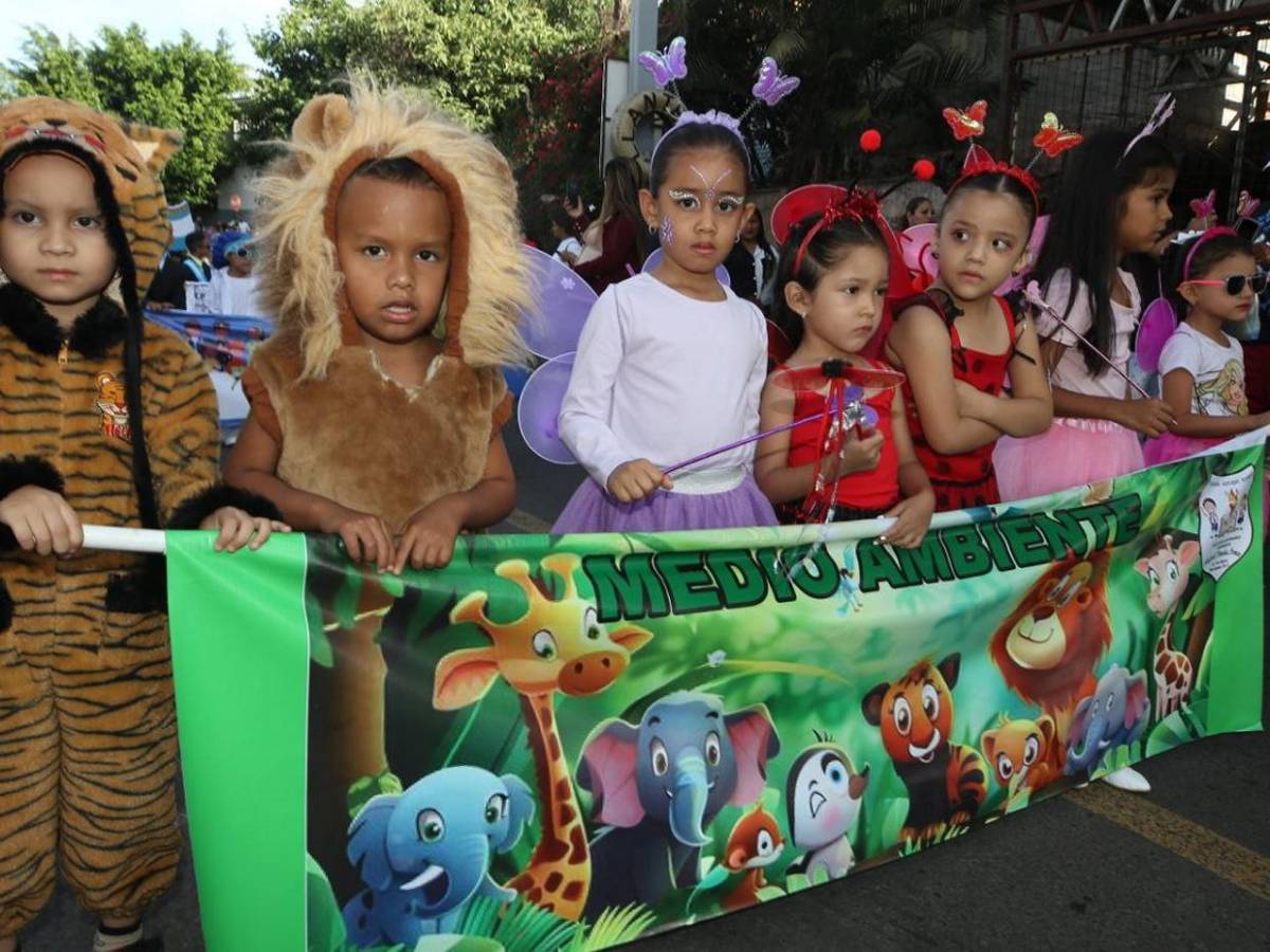 Niños de prebásica brillan en desfiles con trajes típicos y elementos culturales