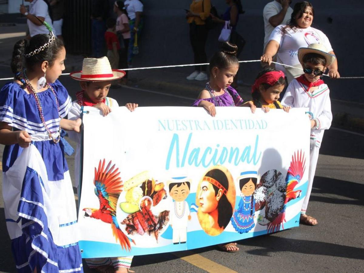 Niños de prebásica brillan en desfiles con trajes típicos y elementos culturales