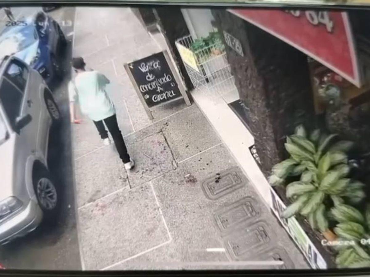 Se negó a darle una moneda y recibió una herida en el cuello: indigente asesinó a un joven en Colombia