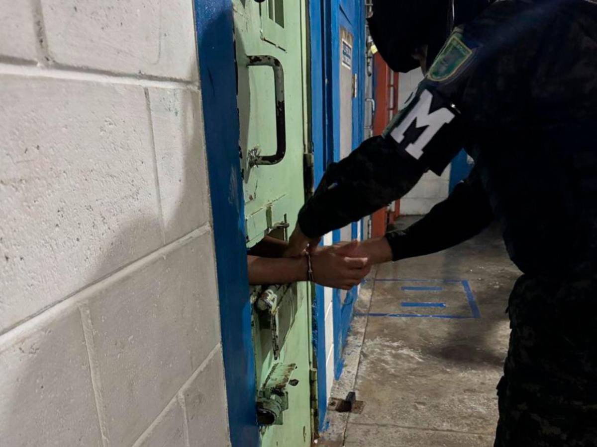 Cero privilegios y suspenden visitas: Llegan duras medidas a cárceles tras ley contra terroristas