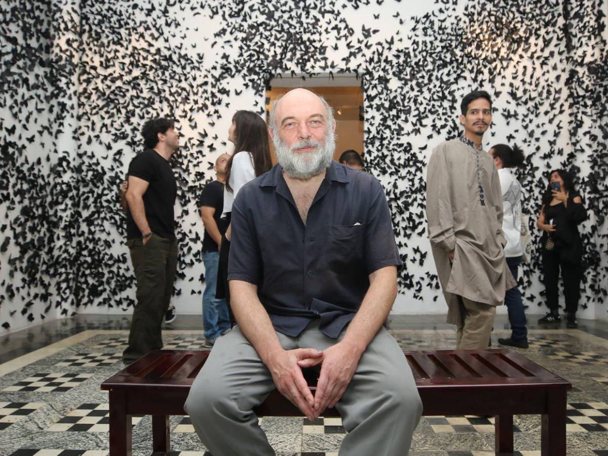 Nube negra: Un bivaque surrealista de 30,000 mariposas de papel invaden el MIN