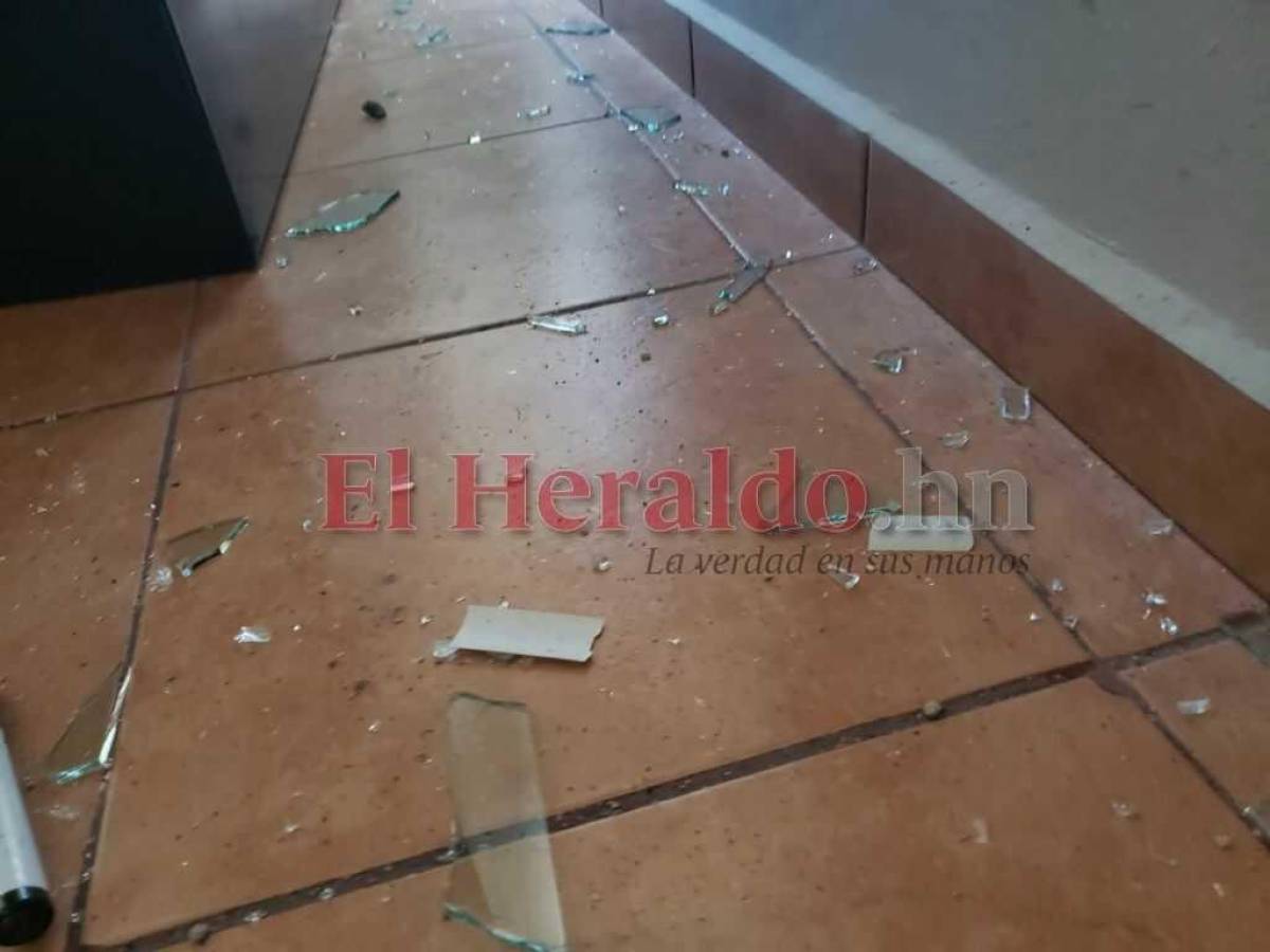 Ventanas, cortinas y vidrios rotos: los daños que dejó la protesta en las oficinas de Ciudad Mujer