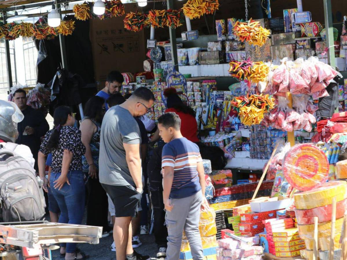 Compras de último minuto, tráfico y movimiento comercial en Tegucigalpa antes del Año Nuevo