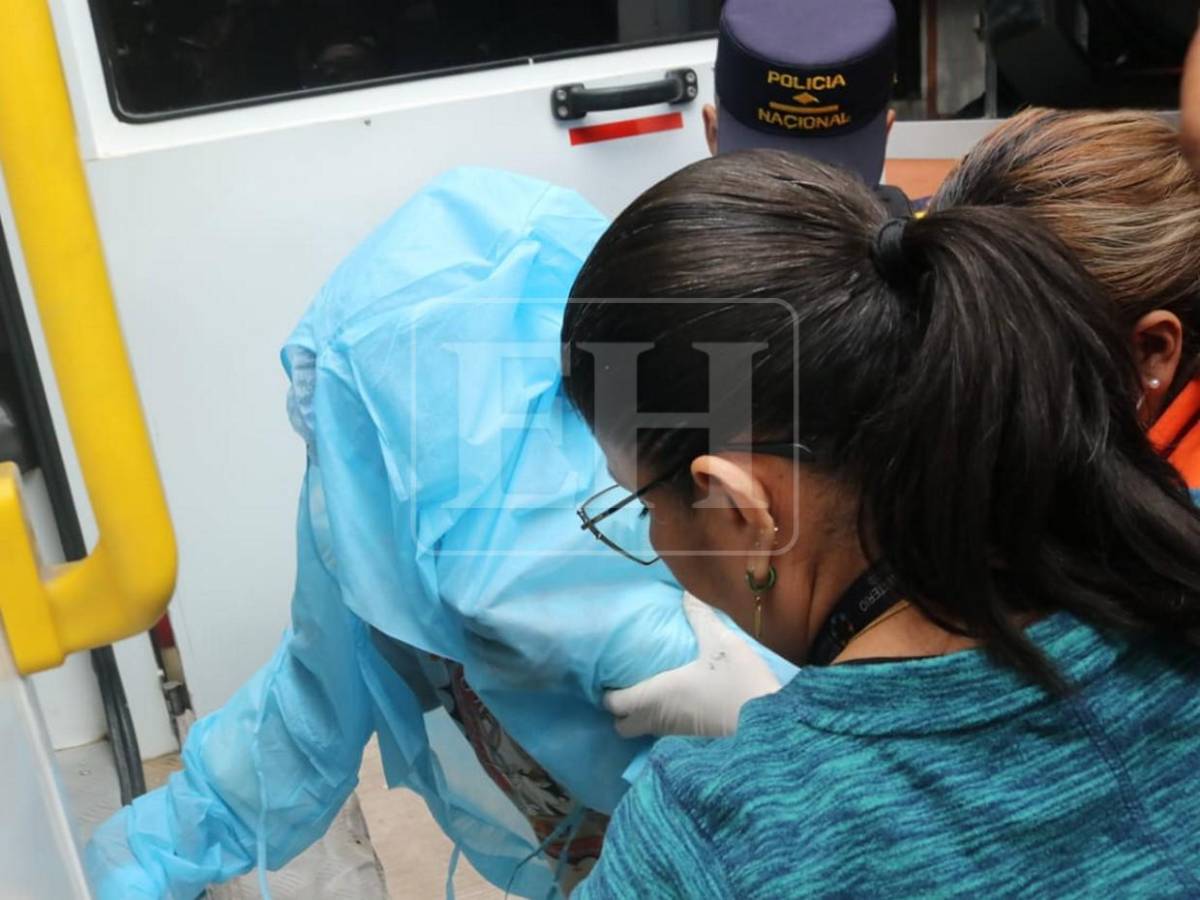 Custodiada y con heridas: así trasladan a madre de niña que murió por disparo en Olancho