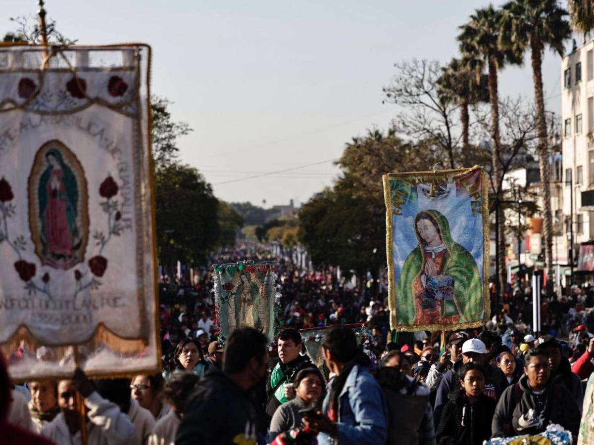 Entre rezos y promesas llegan peregrinos al templo de la Virgen de Guadalupe